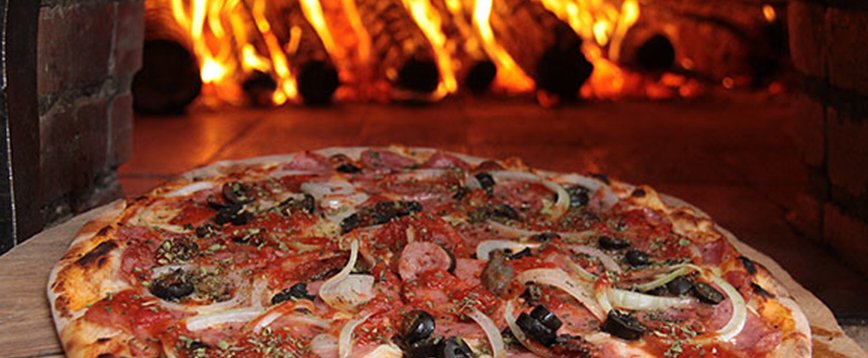 Pizza no forno a lenha